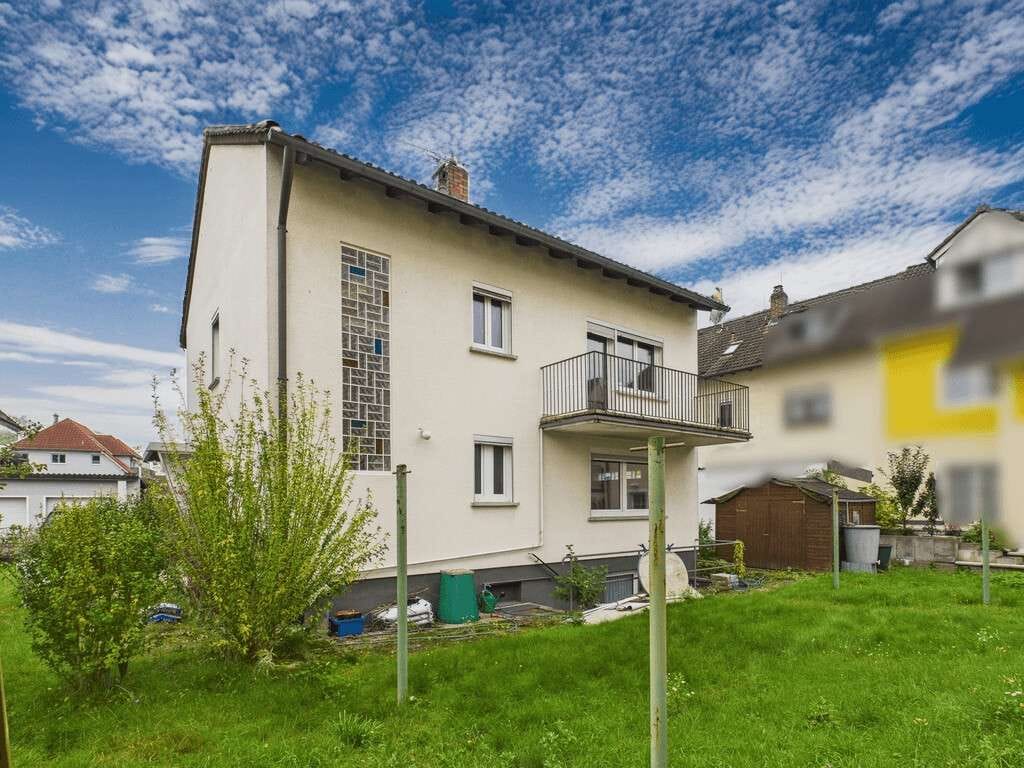 Immobilie in Strullendorf - Geräumiges Wohnhaus mit Balkon und Garten – bereit für Ihre Ideen - Bild 1