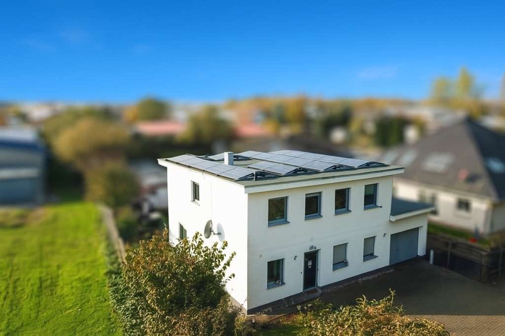 Immobilie in Bentwisch - Wohnen und Arbeiten unter einem Dach – Moderne ca. 165 m² große Stadtvilla in Bentwisch bei Rostock! - Bild 1