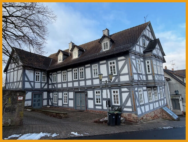 Immobilie in Schwalmstadt - IHR HISTORISCHES SPARSCHWEIN! 
KEINE KÄUFERPROVISION! - Bild 1