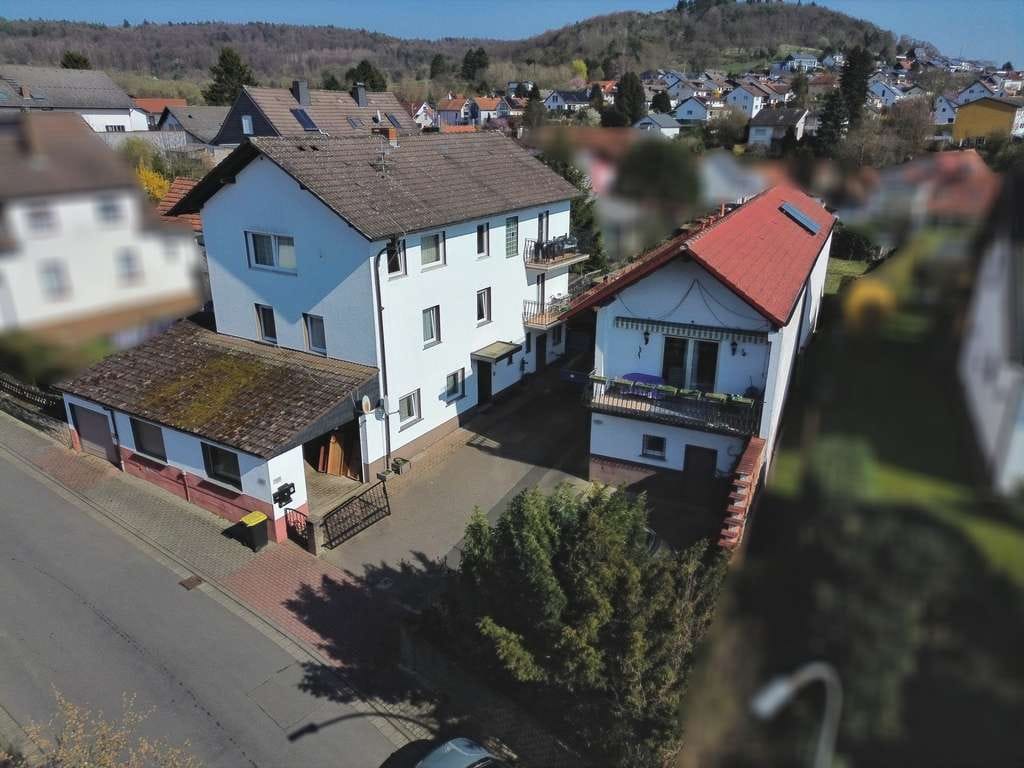 Immobilie in Gründau - Attraktives Gesamtensemble: 2 Häuser, 3 Wohnungen – ideal für Eigennutzer oder Kapitalanleger - Bild 1