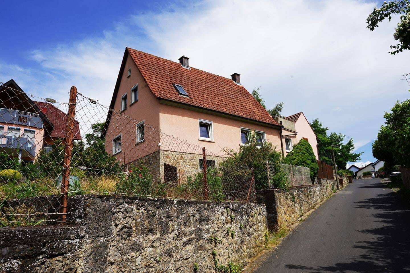 Immobilie in Theilheim - Einfamilienhaus Theilheim, freistehend mit Nebengebäude, modernisierungsbedürftig! - Bild 0