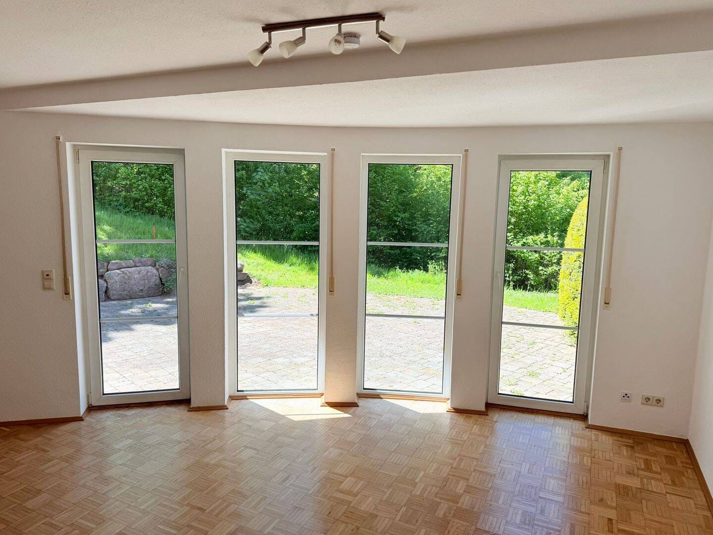 Immobilie in Unterkirnach - Zwei Zimmer, zwei Bäder und eine große Terrasse in sonniger Lage - Bild 3