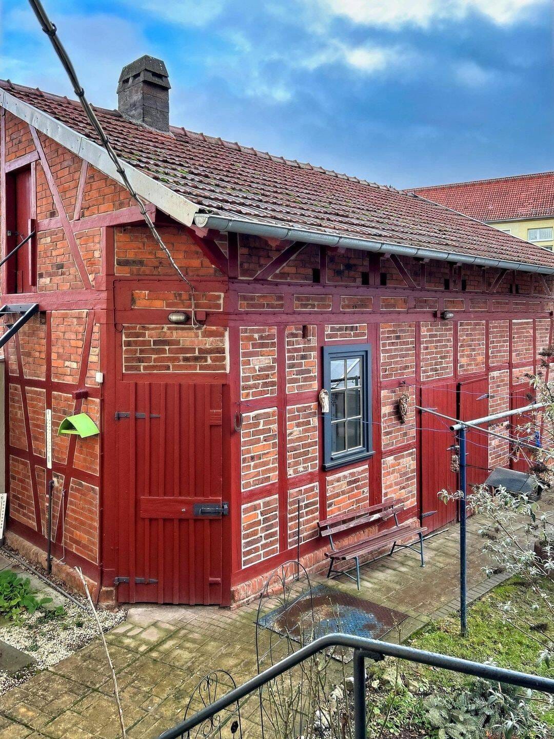 Immobilie in Sondershausen - Entwicklungsfähiges 1-3-Familienhaus mit Garten und Nebengelass - Bild 1