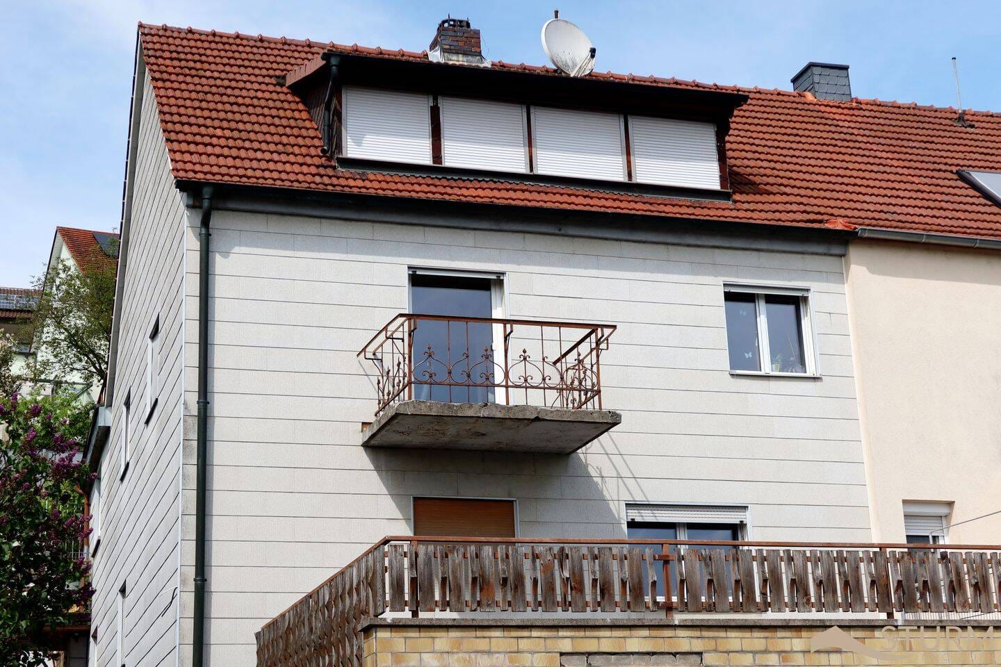 Immobilie in Gädheim - Wohnhaus (DHH) mit Doppelgarage inklusive zusätzlichem Baugrundstück in sonnige Hanglage - Gädheim - Bild 1