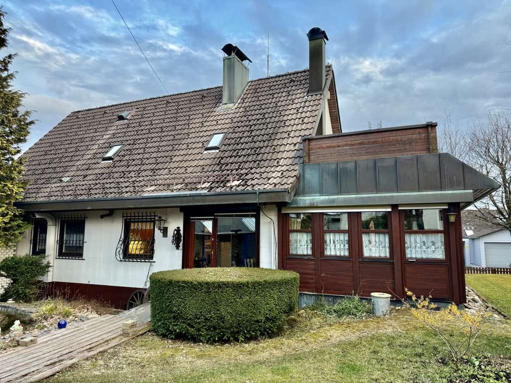 Immobilie in Mönchweiler - Modernisiertes Einfamilienhaus mit 7 Zimmern in Mönchweiler mit schön angelegten Garten und Teich - Bild 3