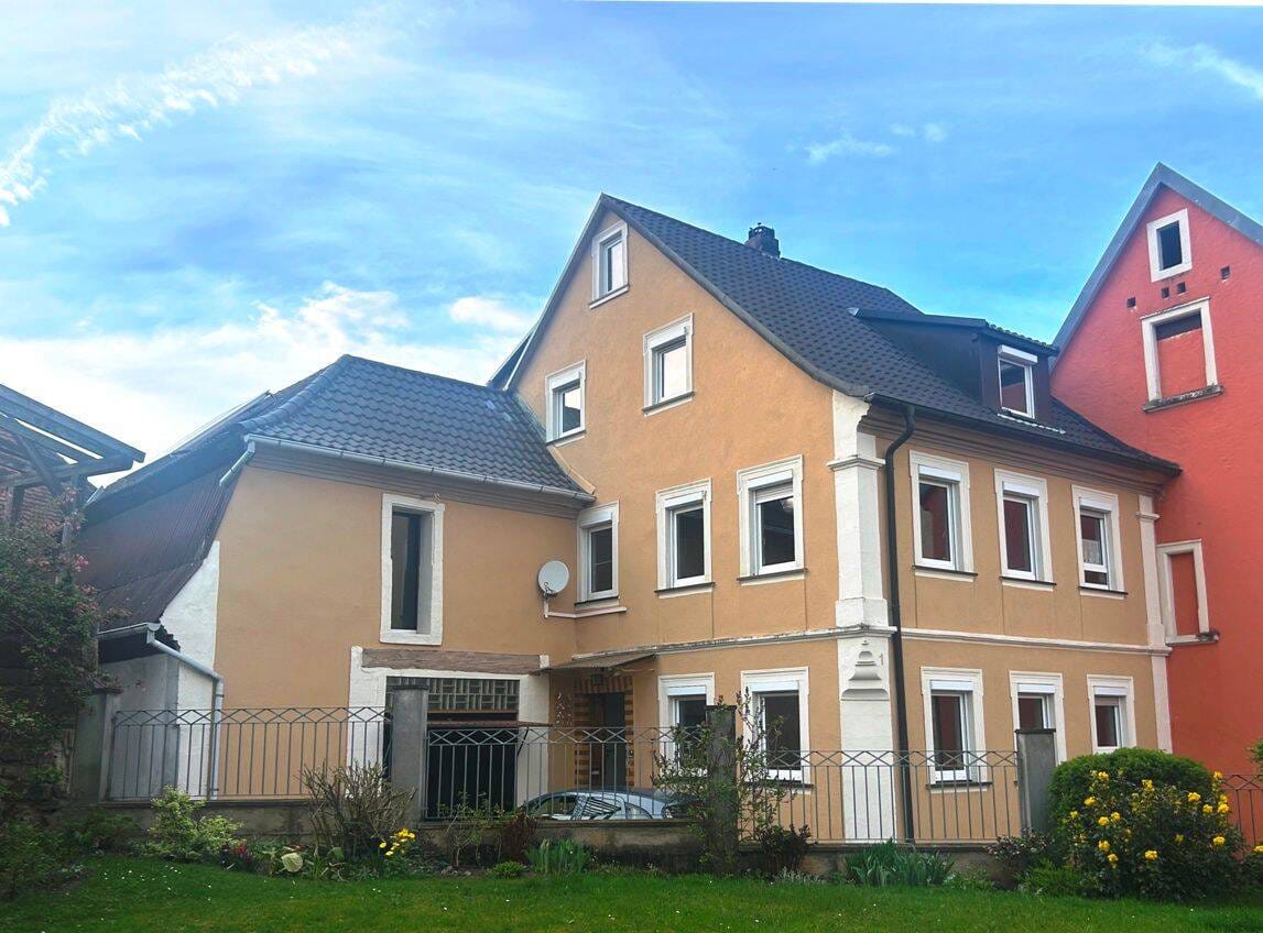 Immobilie in Eltmann - SOFORT VERFÜGBAR – Bereits viel modernisiert!  Für die große Familie bzw. 2 Generationen oder als Kapitalanlage - in zentraler, dennoch ruhiger Lage! - Bild 1