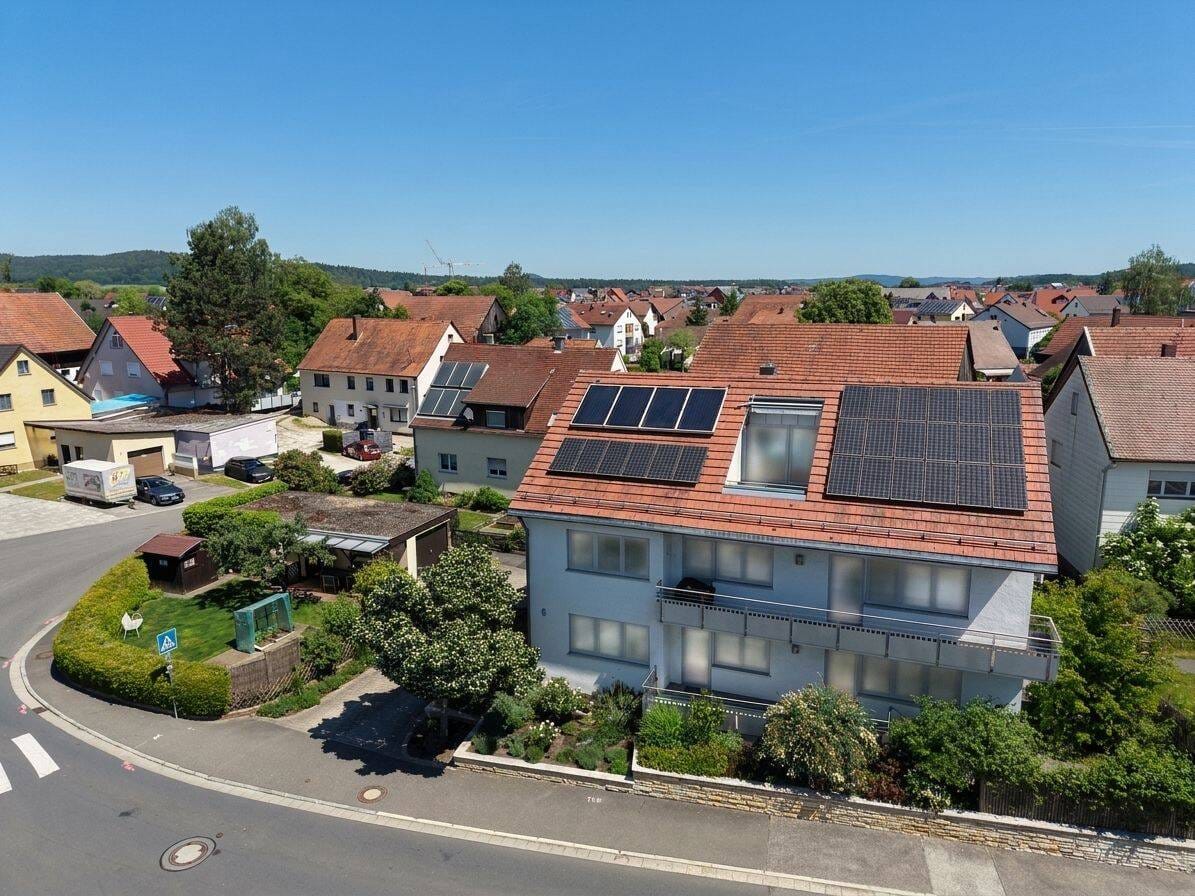 Immobilie in Berngau - Familienglück auf drei Ebenen: Top gepflegtes Zweifamilienhaus mit ausgebautem DG in Berngau - Bild 1
