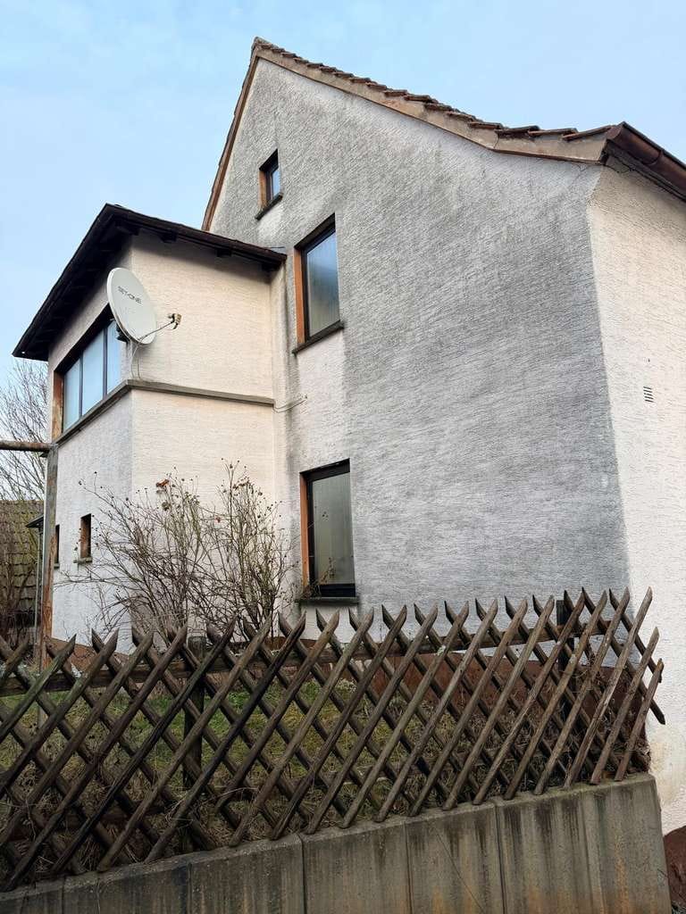 Immobilie in Mömbris - Einfamilienhaus mit viel Potenzial – Gestalten Sie Ihr neues Zuhause nach eigenen Vorstellungen - Bild 1
