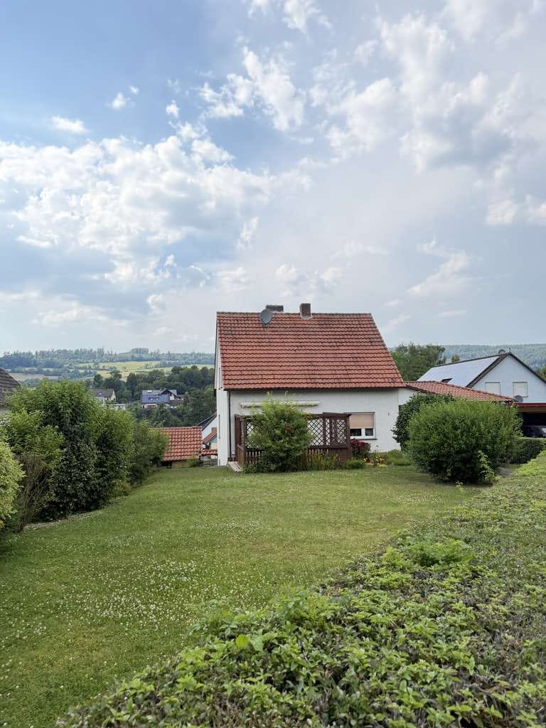 Immobilie in Spangenberg -     Ruhig gelegenes Einfamilienhaus mit großem Grundstück und Garage - Bild 2