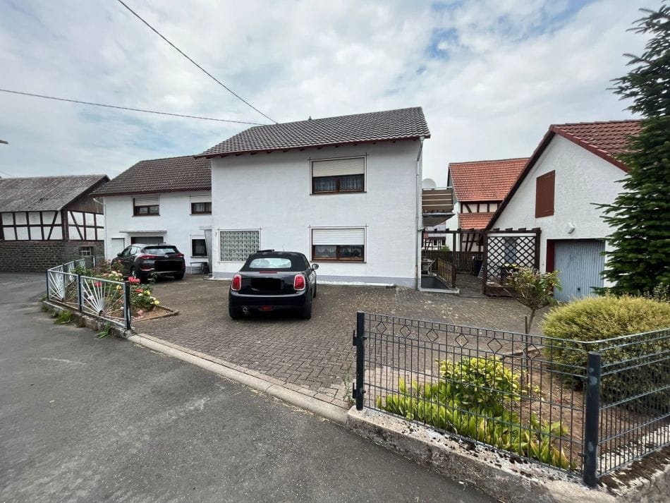 Immobilie in Ulrichstein - Einfamilienhaus mit zwei Garagen und separatem Gartengrundstück in Ulrichstein-Wohnfeld - Bild 1
