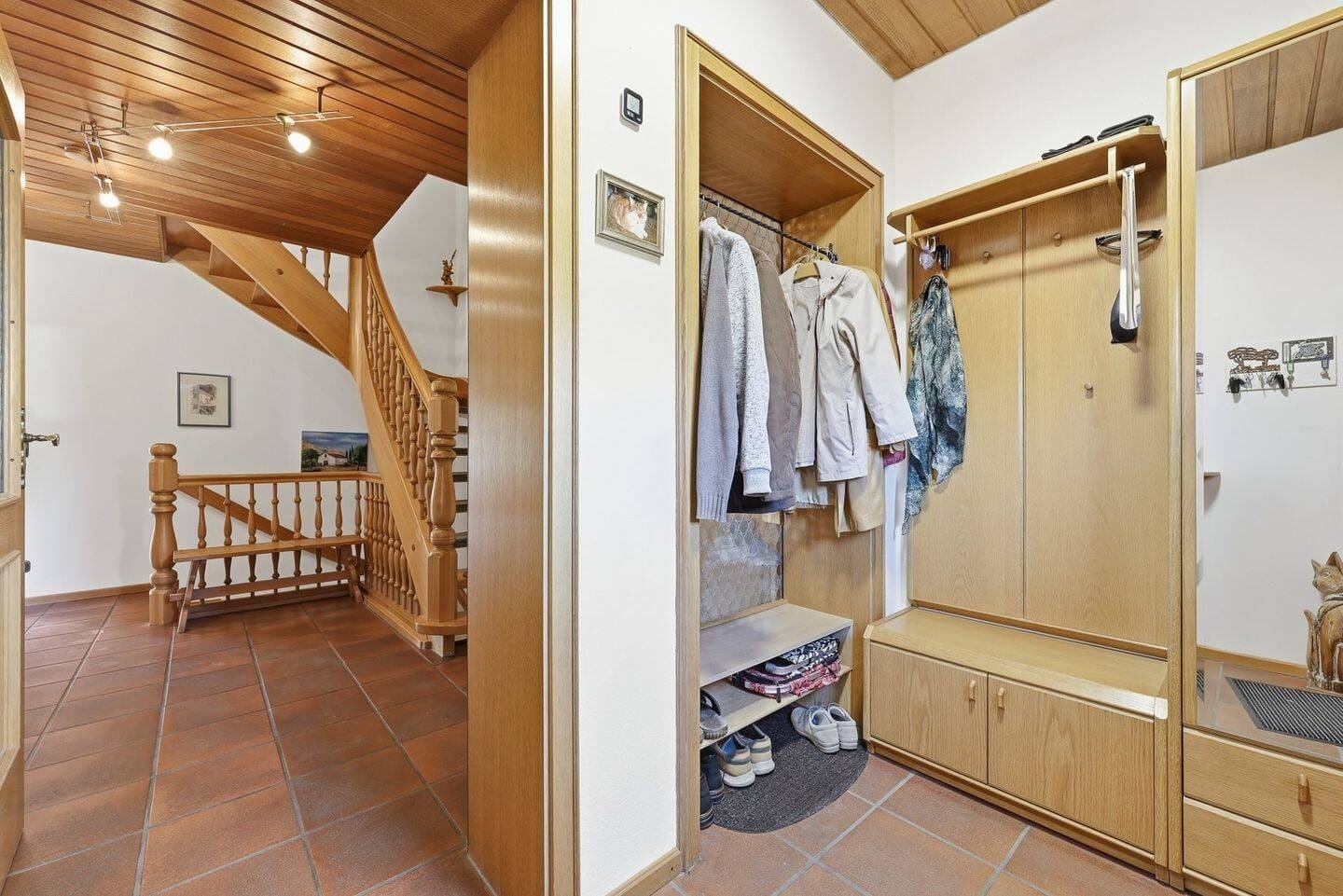 Immobilie in Oberschweinbach - Einziehen und wohlfühlen - liebevoll gepflegtes Zuhause mit außergewöhnlichem Raumangebot. - Bild 1