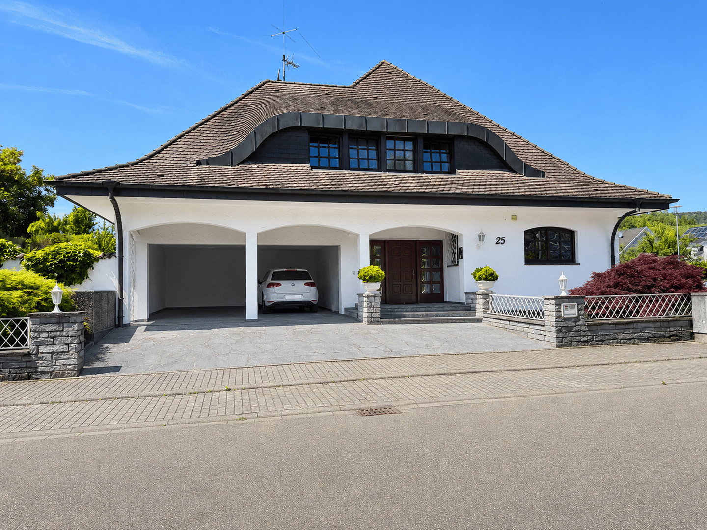 Immobilie in Bötzingen - Repräsentatives, freistehendes EFH mit ELW in guter Lage von Bötzingen, hochwertig ausgestattet, gepflegt, nach Absprache frei - Bild 0