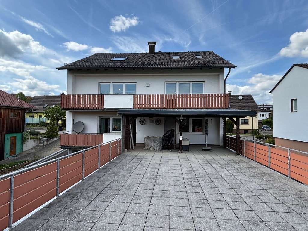 Immobilie in Höpfingen - Großzügiges Wohnhaus mit drei Wohneinheiten, 4 Garagen und traumhafter Feldrandlage in Höpfingen - Bild 2