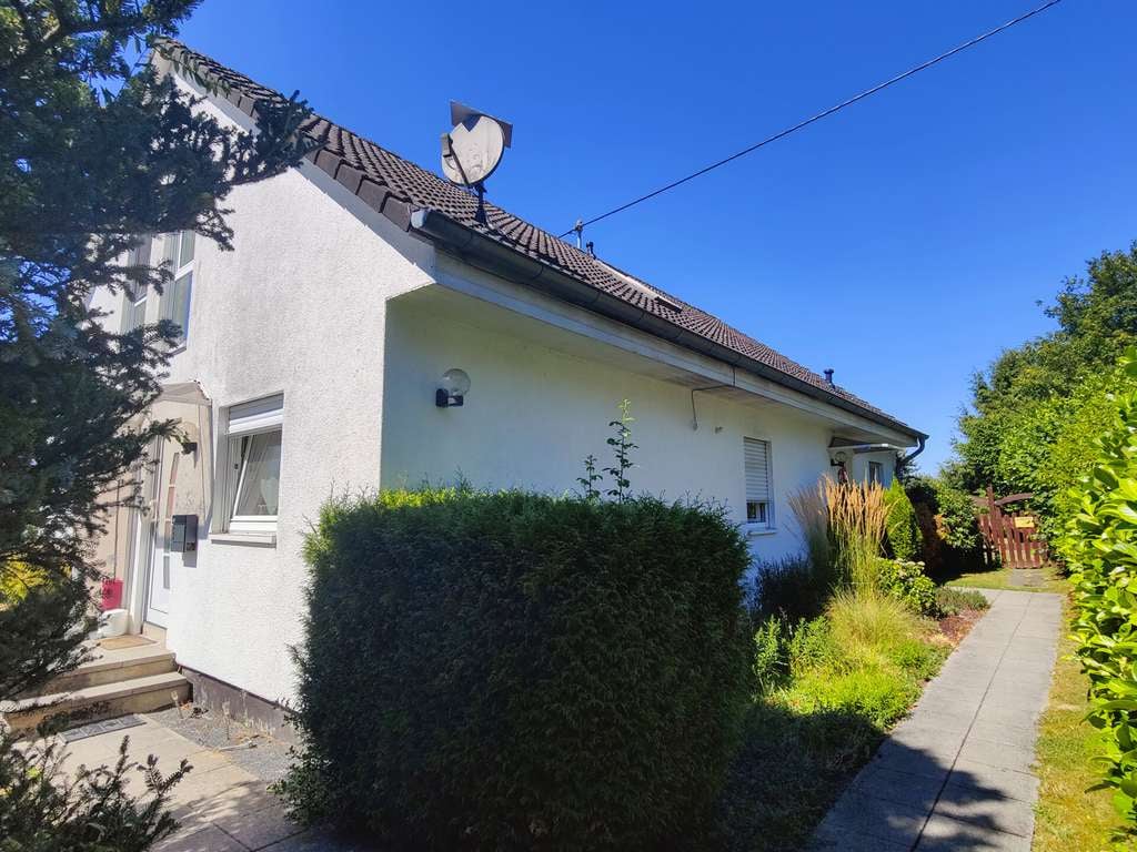 Immobilie in Altenkirchen (Westerwald) - Einfamilienhaus mit Einliegerwohnung in idyllischer Ortsrandlage nahe Weyerbusch! - Bild 0