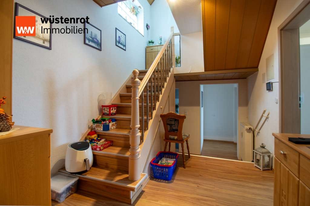 Immobilie in Lorsch - Vielseitiges Wohnhaus mit modernisiertem Dachgeschoss ** provisionsfrei für Käufer ** - Bild 1