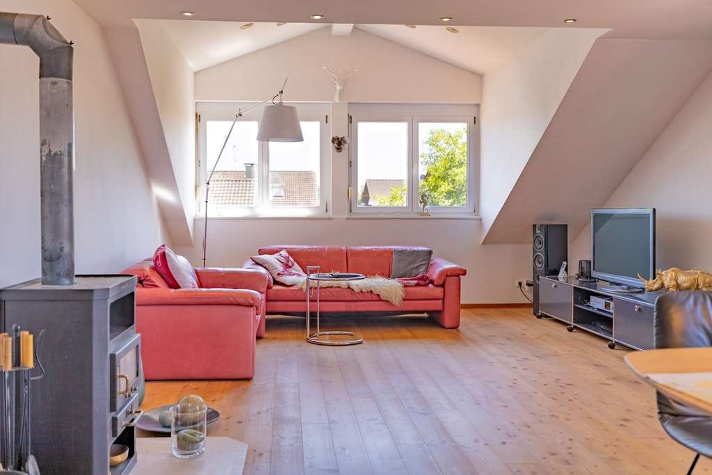 Immobilie in Türkheim - Wohnen mit Charme unter dem Dach – 4-Zimmer-Wohnung mit Westbalkon, Garage und Kaminofenanschluss - Bild 1