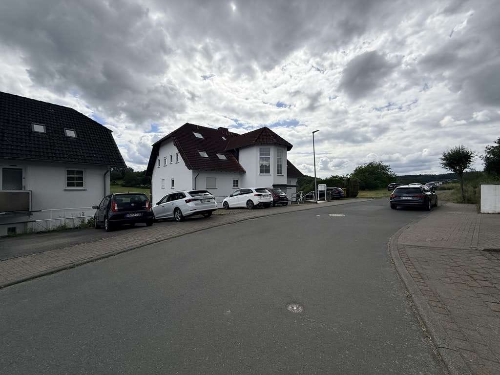 Immobilie in Grävenwiesbach - Stilvolle 4-Zimmer-Wohnung mit Balkon, Kamin und traumhaftem Weitblick in naturnaher Lage! - Bild 3