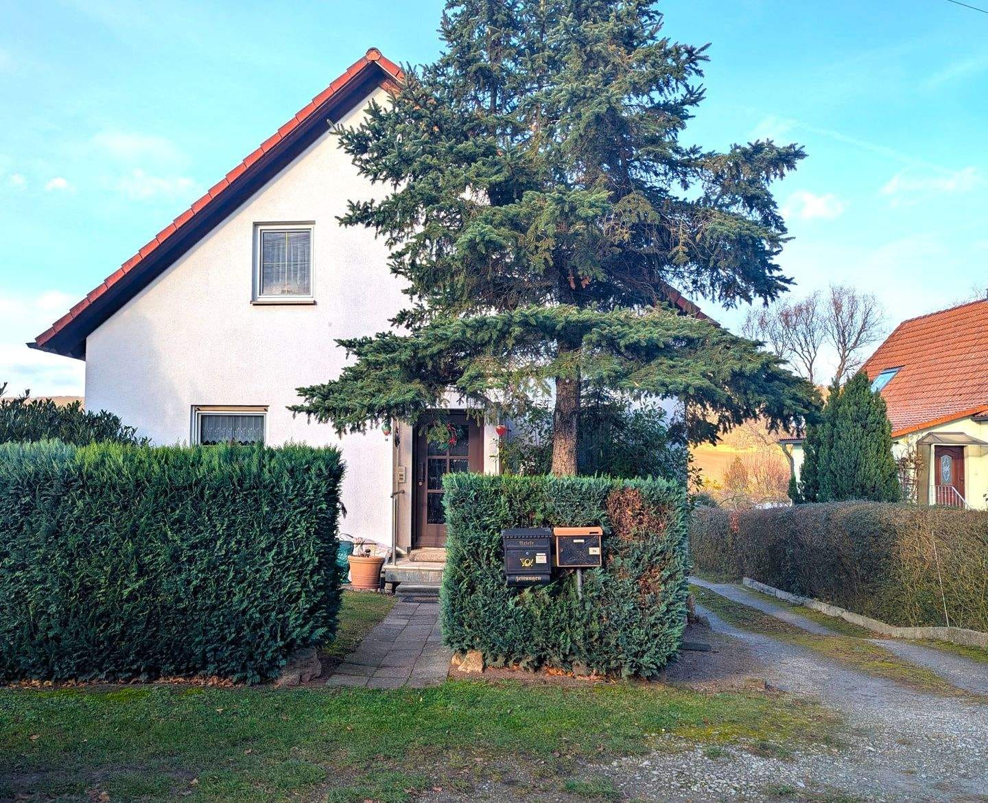 Immobilie in Großlöbichau - Ruhiges Einfamilienhaus mit Einliegerwohnung, Gartenidylle und Doppelgarage. Ideal für Familie & Mehrgenerationenwohnen.  - Bild 3