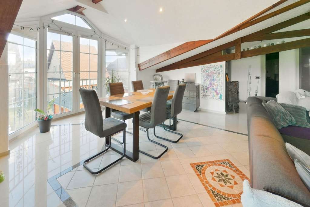 Immobilie in Bedburg - Wohngefühl wie im eigenen Haus – Architektonisch besondere ETW mit Kamin, Garten & 2 Balkonen - Bild 2