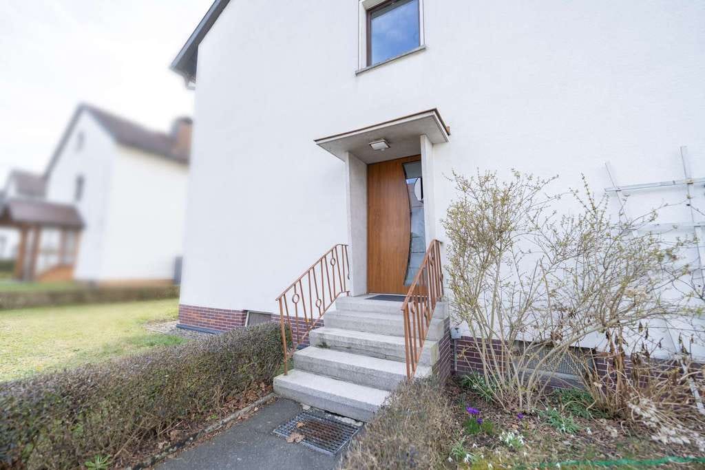 Immobilie in Neustadt bei Coburg - Großzügiges Zweifamilienhaus mit Terrasse, Garten und Garage in ruhiger Lage von Neustadt bei Coburg - Bild 1