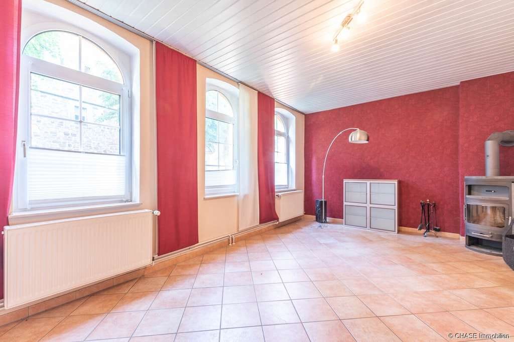 Immobilie in Aerzen - Teilsaniertes Einfamilienhaus mit Garten und ELW - Einzigartiges Wohnen an der Kirche, Groß Berkel! - Bild 3