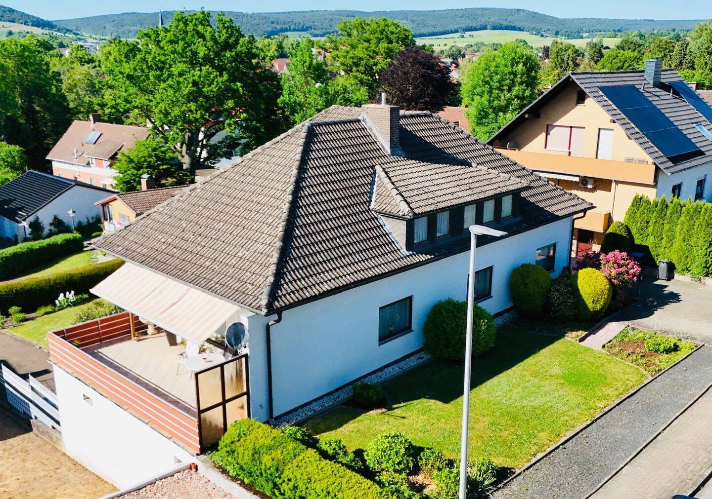 Immobilie in Uslar - Freistehendes Einfamilienhaus mit Einliegerwohnung in attraktiver Wohnlage von Uslar - Bild 2