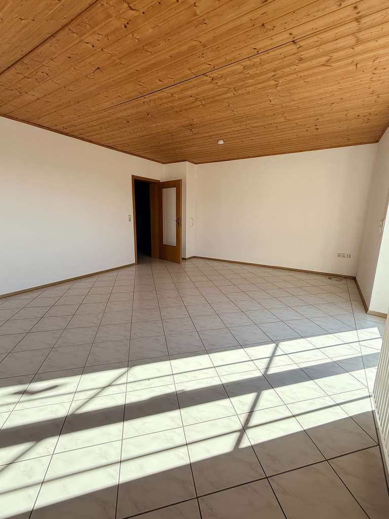 Immobilie in Hutthurm - Ruhig wohnen: Dachgeschosswohnung mit Balkon, Garten und Stellplatz - Bild 4