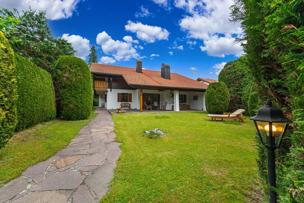 Immobilie in Straßlach-Dingharting - Landhausidylle im Grünen - freistehendes Einfamilienhaus mit viel Platz und Liebe zum Detail - Bild 2
