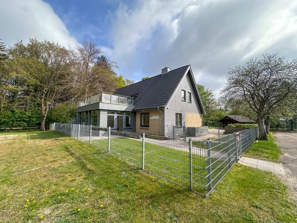 Immobilie in Humptrup - Vielseitiges Gebäudeensemble mit Geschichte - Schule, Kindergarten & Wohnhaus auf großem Grundstück - Bild 0