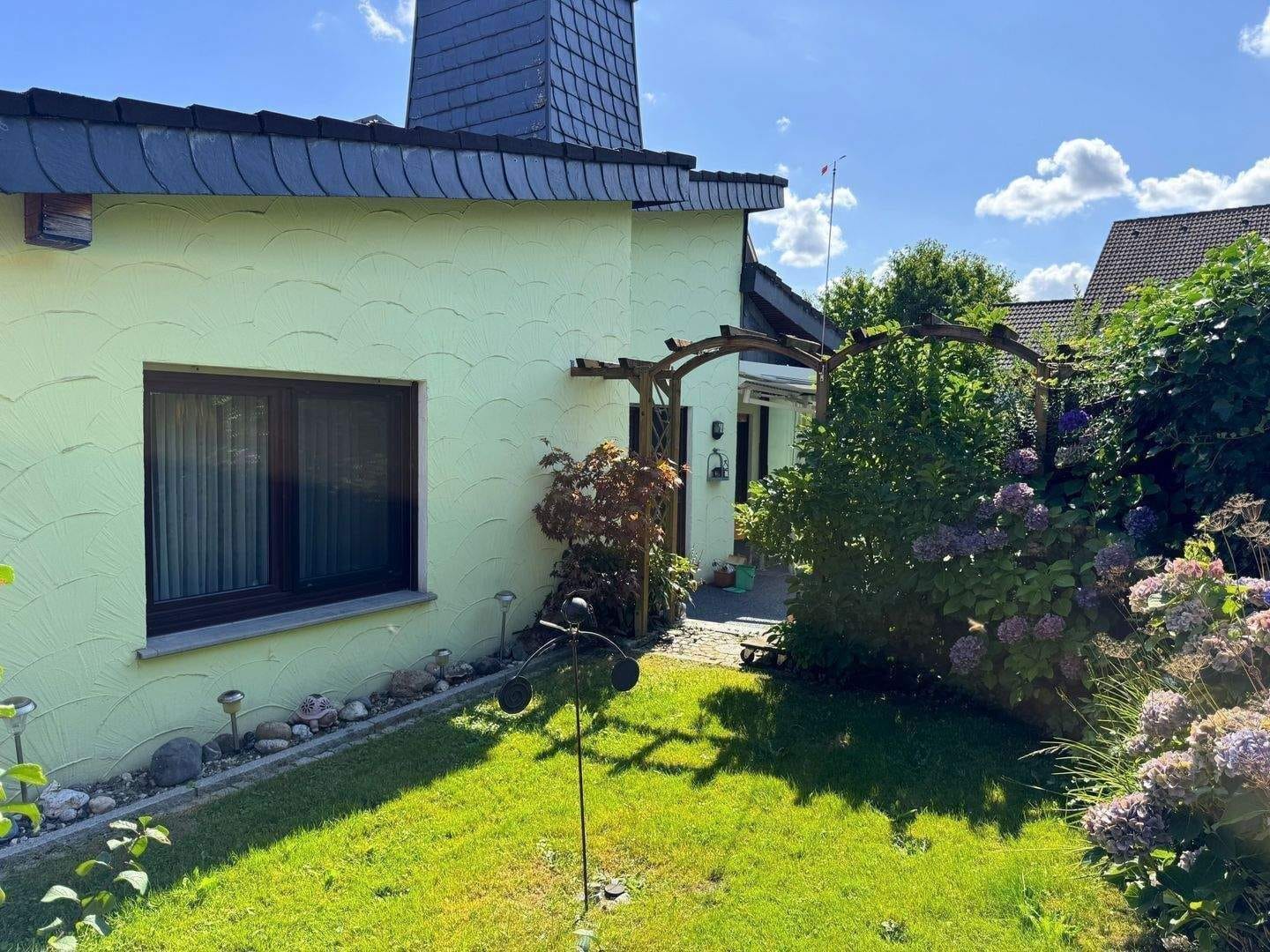 Immobilie in Kaufungen - Gemütliches Einfamilienhaus mit Terrasse und pflegeleichtem Garten - Bild 1
