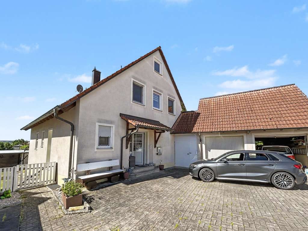 Immobilie in Herrieden - Charmantes Einfamilienhaus mit Einliegerwohnung und wunderschönem Garten in Herrieden - Bild 0