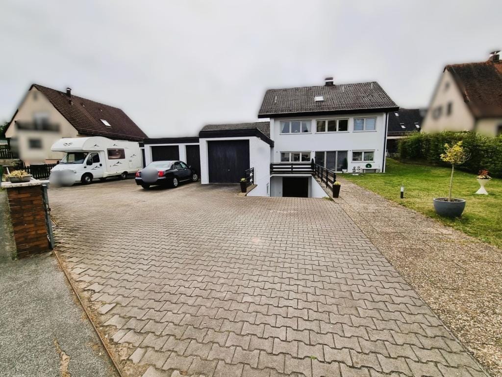 Immobilie in Röthenbach an der Pegnitz - James-Bond-Flair-Living - top instandgehalten auf großem Grund mit 7 Garagenstellplätzen - Bild 4