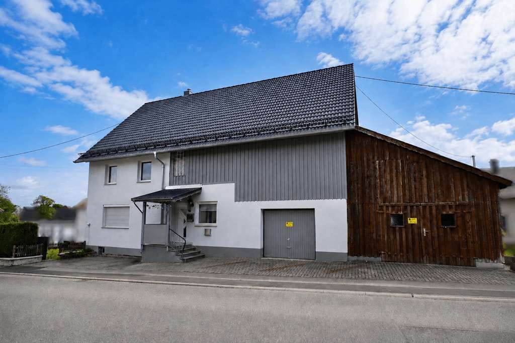 Immobilie in Kanzach - Wohnqualität für Familien: Modernisiertes Zweifamilienhaus mit Ausbaureserve - Bild 1