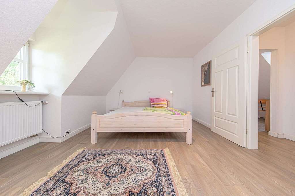 Immobilie in Stedesand - Außergewöhnliches Wohnen im großen Loft – Großzügige Dachgeschosswohnung mit Kamin & Gartenanteil - Bild 4