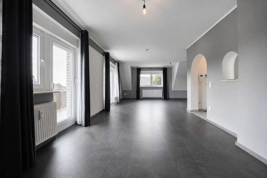 Immobilie in Hennef (Sieg) - 174 m² Wohnkomfort | Modernisierte 5-Zimmer-Wohnung mit Garten & 2 Carports in Hennef-Oberauel - Bild 2