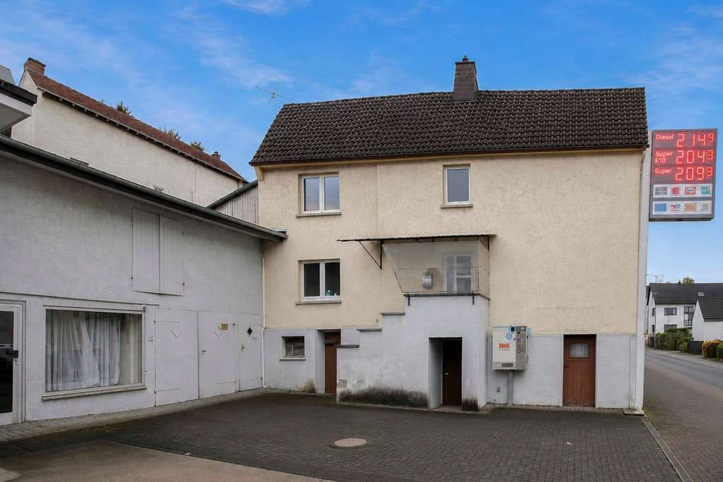 Immobilie in Weinbach - Sanierungsbedürftiges Wohnhaus mit Potenzial für Handwerker in Weinbach - Bild 0