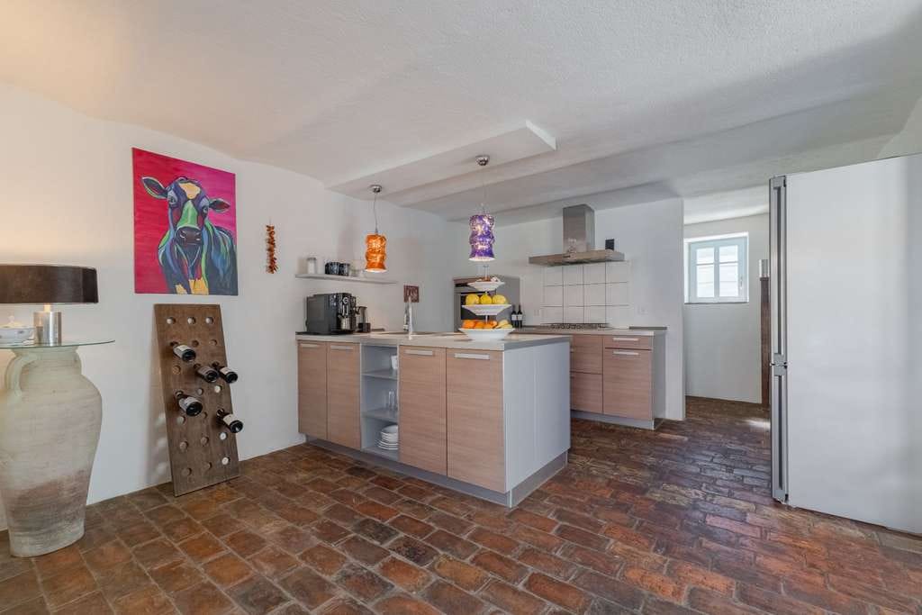 Immobilie in Kleinkarlbach - Charmantes ehemaliges Weingut mit mediterranem Innenhof, Pool, Sauna und moderner Technik - Bild 1