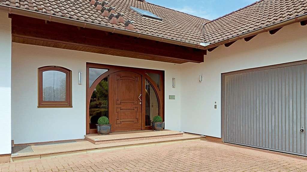 Immobilie in Felsberg - Großzügiges, freistehendes Einfamilienhaus mit Wellnessbereich und Doppelgarage - Bild 2