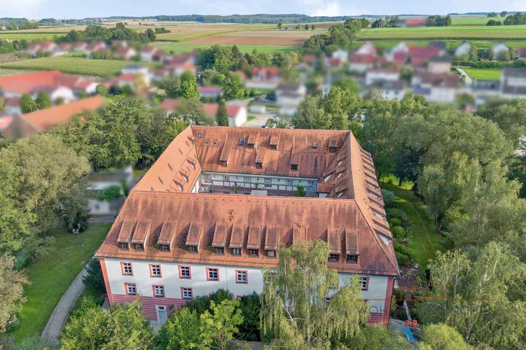 Immobilie in Obertraubling - Rarität im Raum Regensburg
2-Zimmer-Erdgeschosswohnung im historischen Wasserschloss Gebelkofen - Bild 0