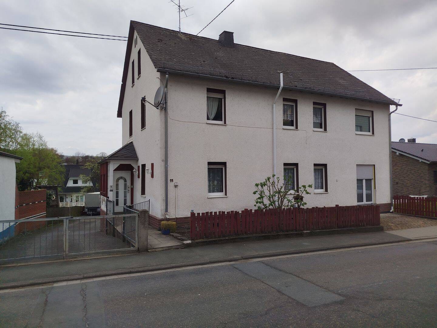 Immobilie in Löhnberg - Bezugsfertige Ein-Zweifamilienhaus mit Hof und Garten - Bild 0