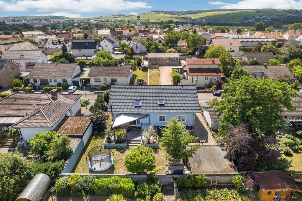 Immobilie in Grolsheim - Gebotsverfahren bis 12.07.2026! Freistehendes Zweifamilienhaus mit Garten im wunderschönen Grolsheim - Bild 2