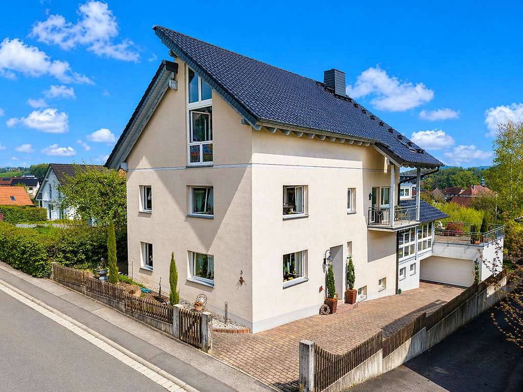Immobilie in Michelau in Oberfranken - Traumhaftes Wohnhaus mit Wintergarten, XXL-Terrasse und Garten in Michelau OT - Bild 0