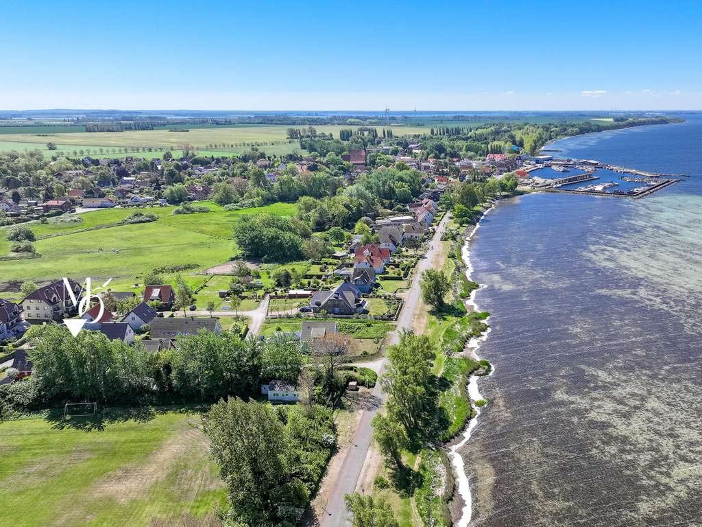 Immobilie in Wiek - Bungalow nur wenige Schritte zum Wasser // Sauna & Kamin // 3 Zimmer // Garten // Kite-& Surfspot - Bild 1