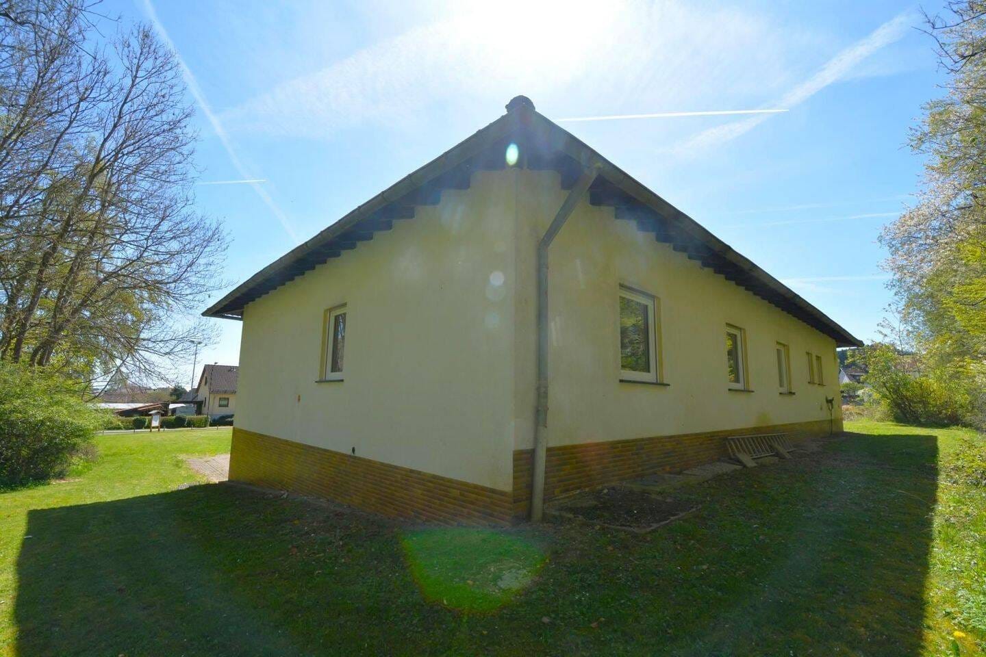 Immobilie in Feusdorf - Ruhig gelegener, geräumiger Bungalow mit Souterrain und Doppelgarage in Feusdorf - Bild 3