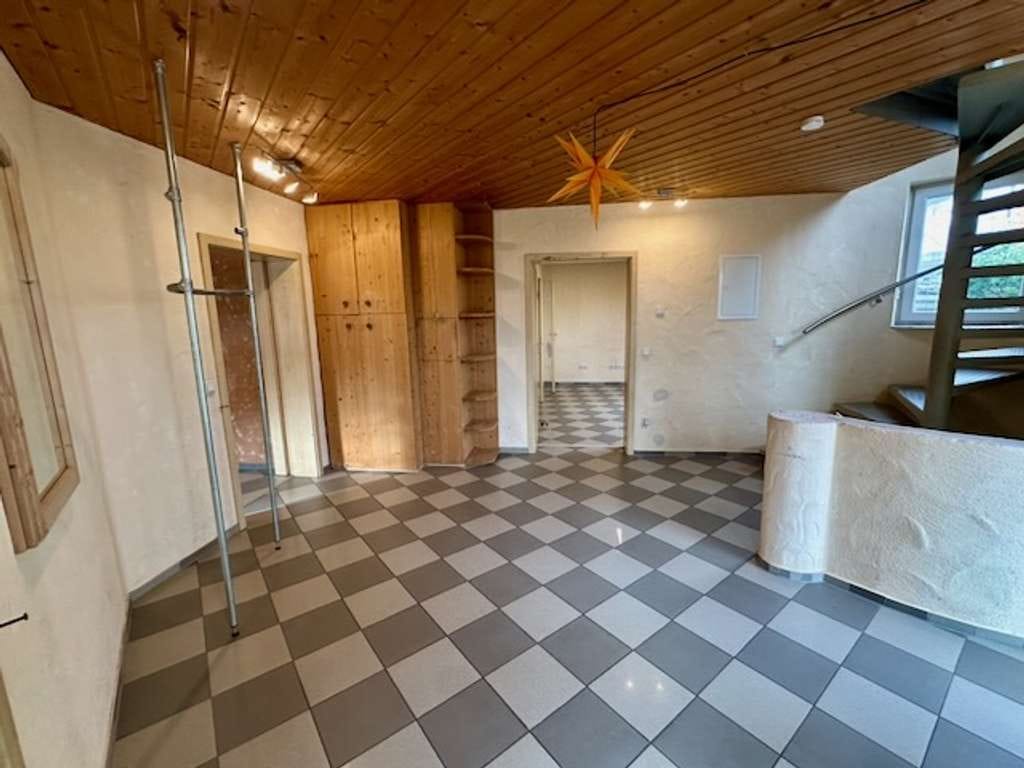 Immobilie in Großostheim - Einfamilienhaus mit XXL Wohnfläche - mögliche kleine Einliegerwohnung im Souterrain - Bild 2