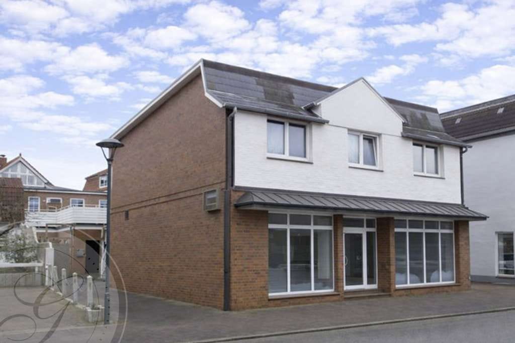 Immobilie in Wittdün auf Amrum - Gi - Solides Mehrfamilienhaus mit Gewerbeanteil - Bild 0