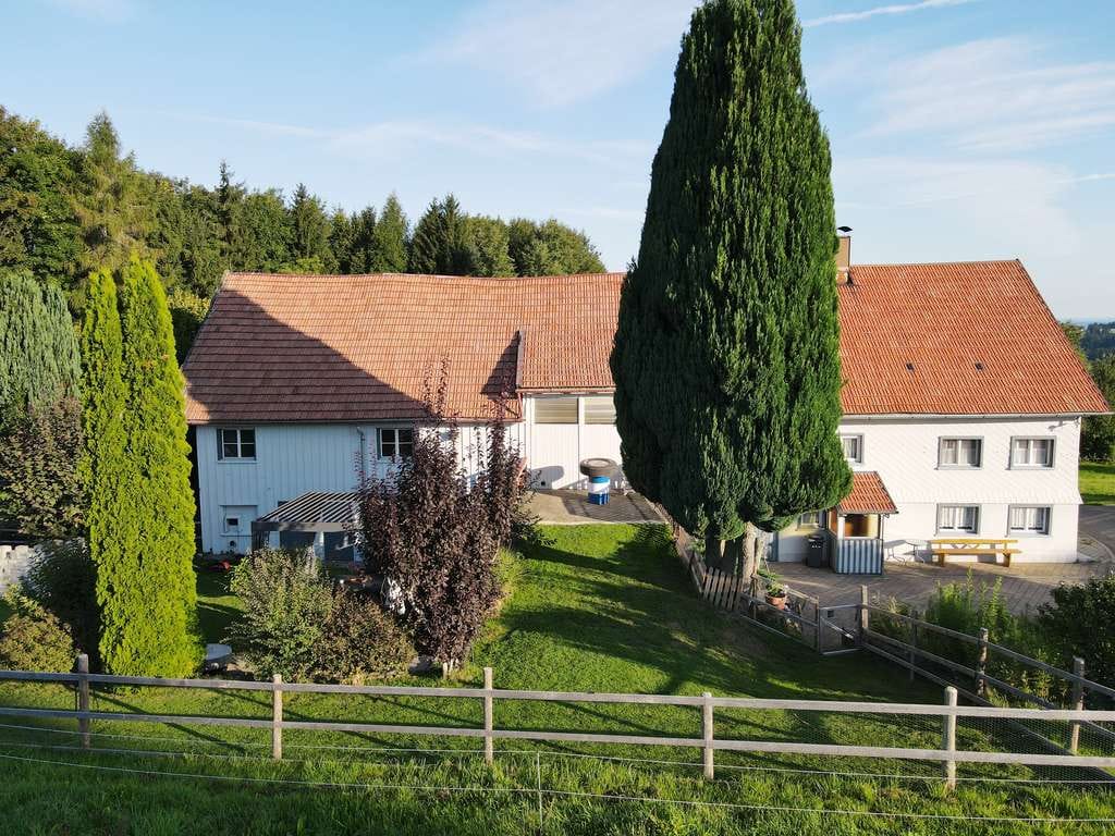 Immobilie in Scheidegg - Historisches Bauernhaus in Toplage – Rückzug mit Privatsphäre und fußläufiger Infrastruktur - Bild 2