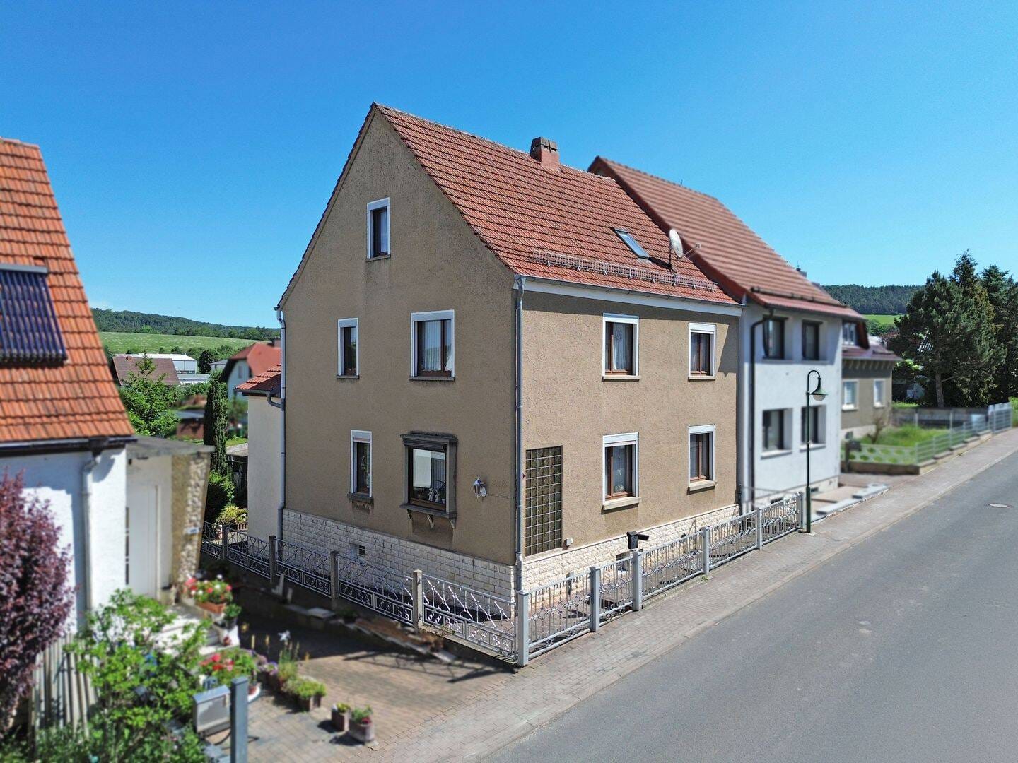 Immobilie in Amt Creuzburg - Familienfreundliches Ein- bis Zweifamilienhaus  - Ruhig gelegen mit großem Grundstück und viel Potenzial - Bild 1