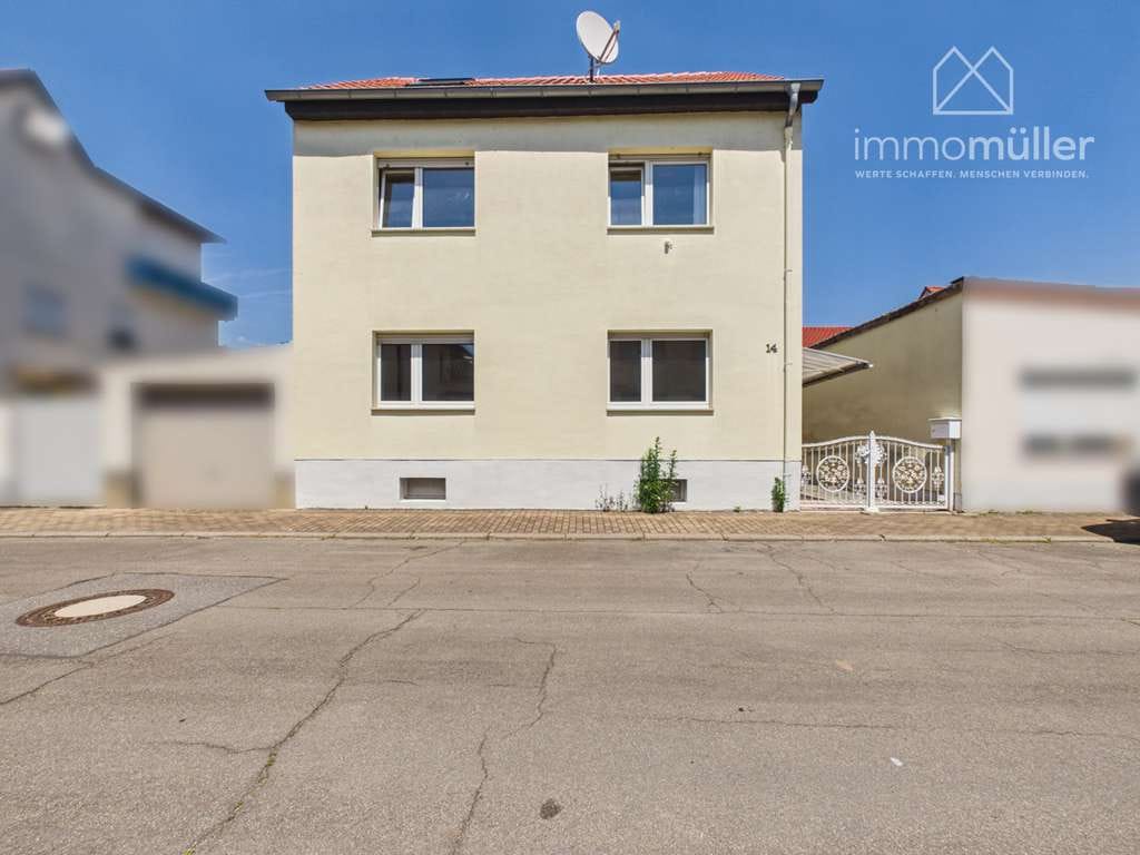 Immobilie in Heddesheim - Seltenheit: Wohnhaus mit 2 Einliegerwohnungen, Garten & Garage in Heddesheim - Bild 1