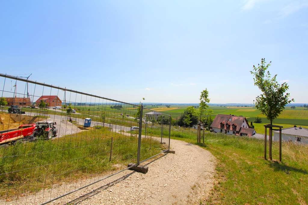 Immobilie in Ehekirchen - KfW40 QNG! 🌳 Attraktive Balkonwohnung mit zwei TG-Stellplätzen - Bild 2